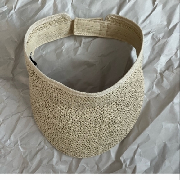Saks Fifth Ave 100% Straw Visor Grip Back NWOT - Picture 2 of 5